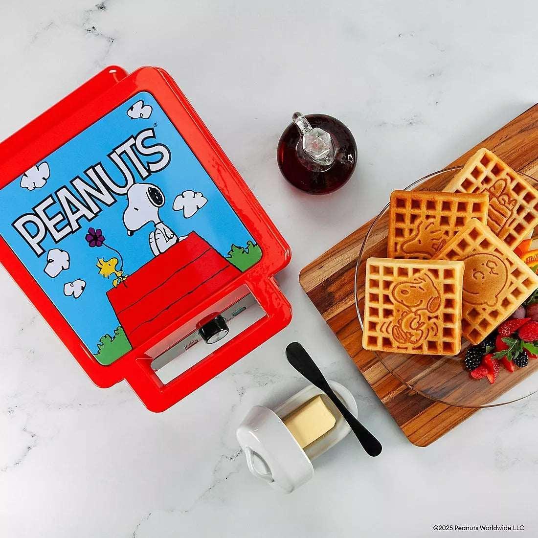 Uncanny Brands Peanuts Deluxe Waffler
