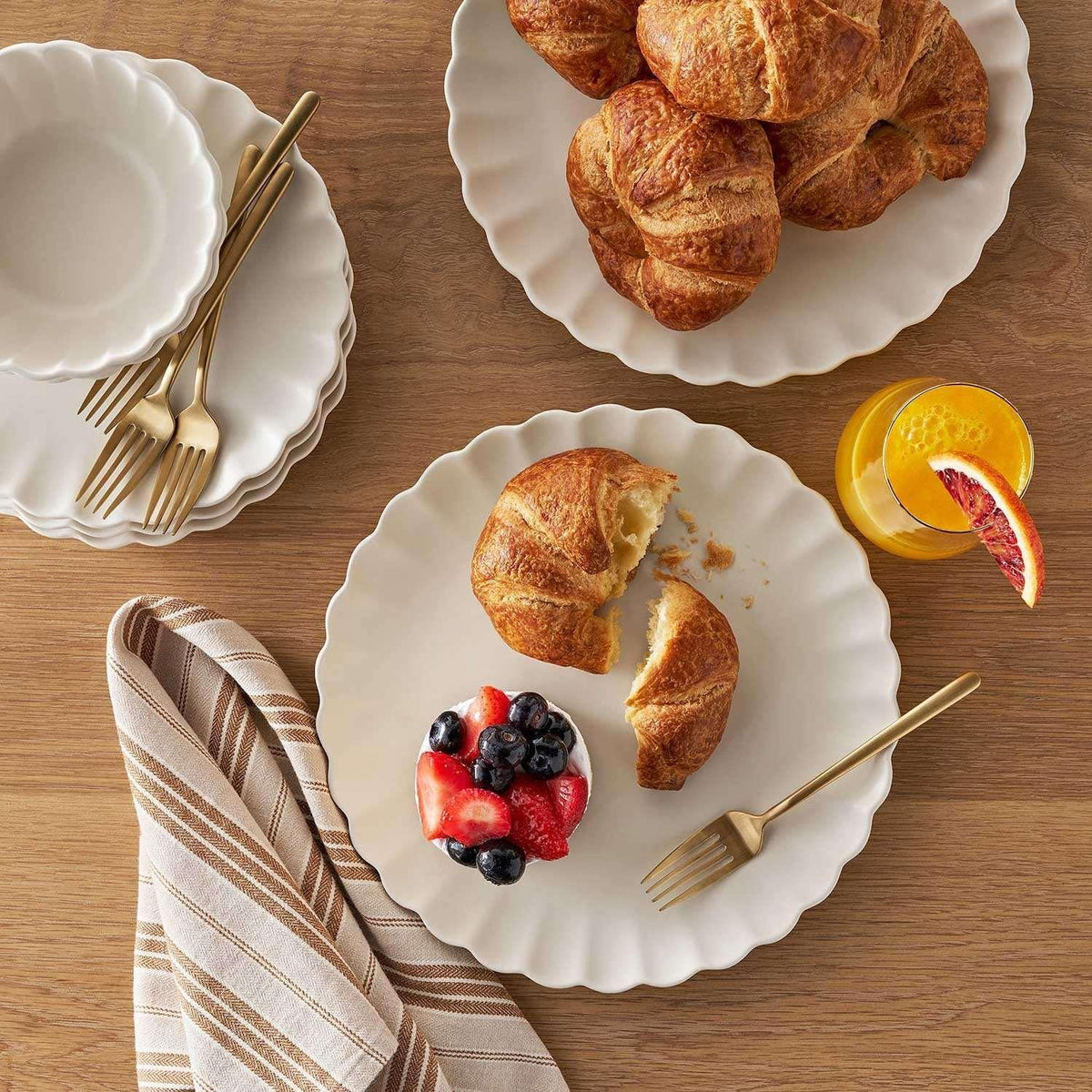 Member's Mark 12-Piece Scallop Dinnerware Set