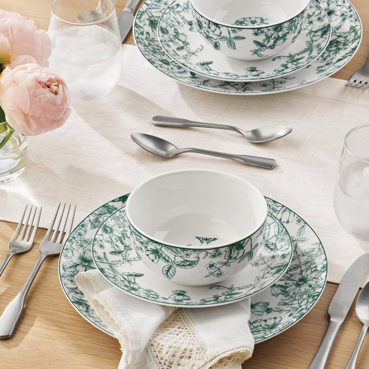 Member's Mark 12-Piece Porcelain Toile Dinnerware Set