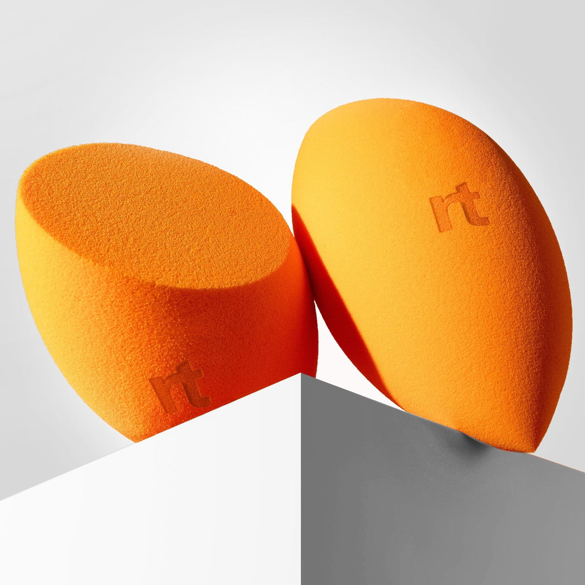 Real Techniques Miracle Complexion Sponge, Makeup Sponge for Liquids & Creams, Orange, 1 Count