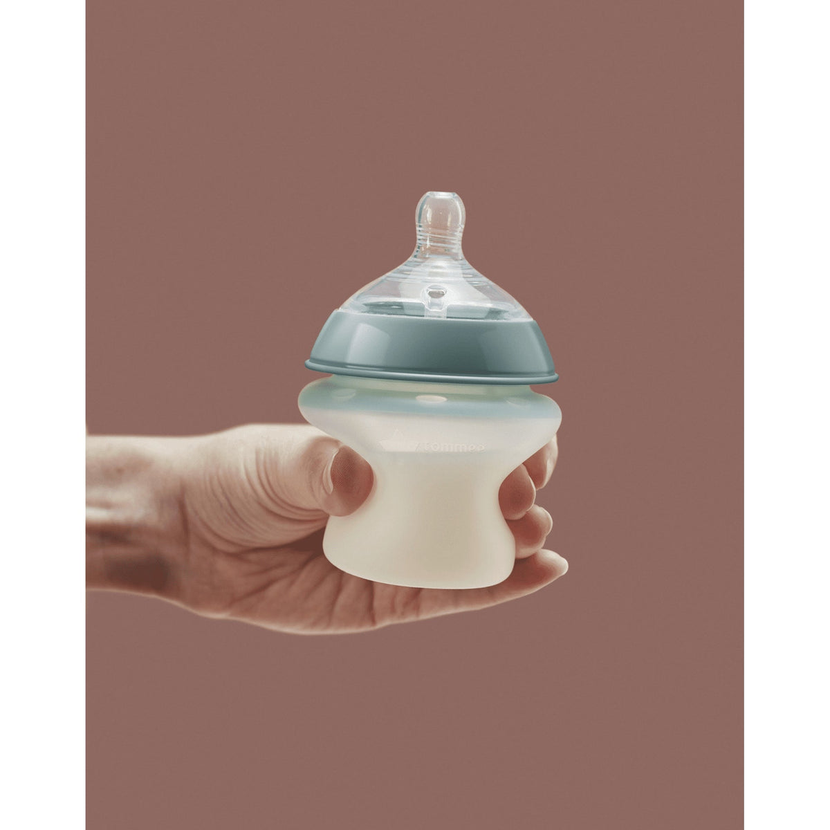 Tommee Tippee Closer to Nature Soft Feel Silicone Baby Bottle, Slow Flow Breast-like Nipple with Anti-Colic Valve, Stain and Odor Resistant, 5oz, 2 Count
