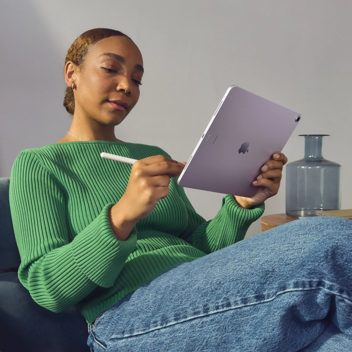 Apple Pencil Pro: Pixel-Perfect Precision, Tilt and Pressure Sensitivity, Perfect for Note-Taking, Drawing, and Art. Charges and Pairs Magnetically