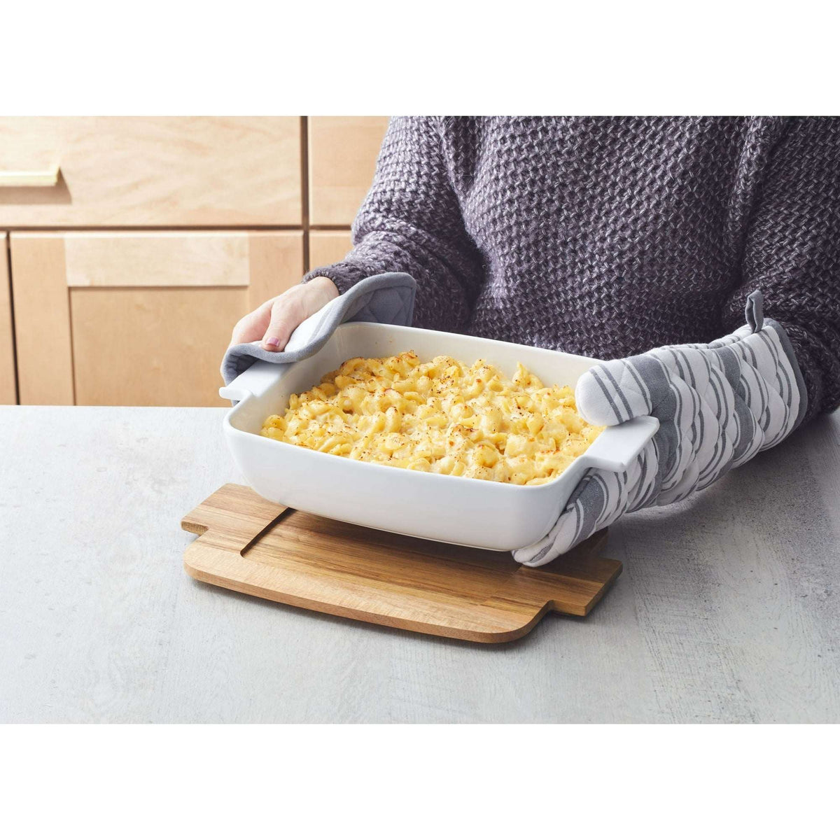 Better Homes & Gardens Ceramic Oven to Table Serveware Dish with Acacia Lid, 13.39 x 9.06 x 3.39 in