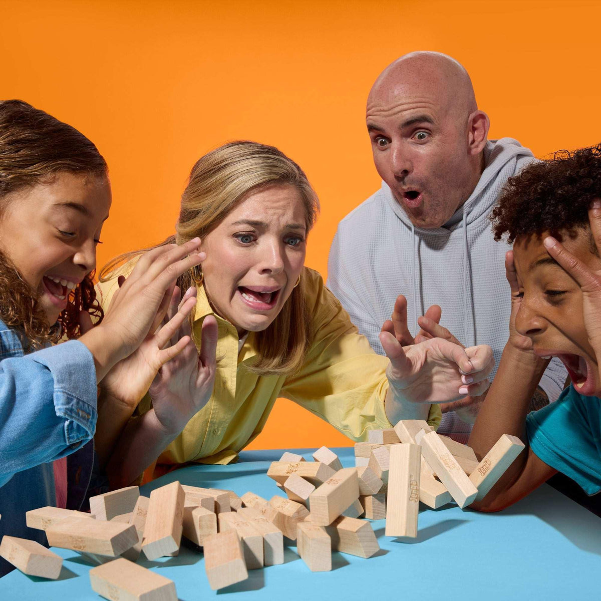 Official Hasbro Games Jenga Game with Digital Die, Wood Block Party Game, Family Games, Holiday Gifts for Kids, 6 and Up