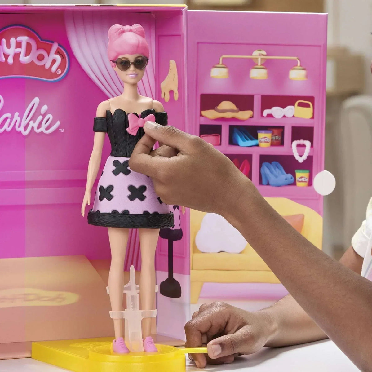Play-Doh Barbie Designer Fashion Show Playset, Make Doll Clothes, Holiday Gifts for Girls & Boys 5 and up
