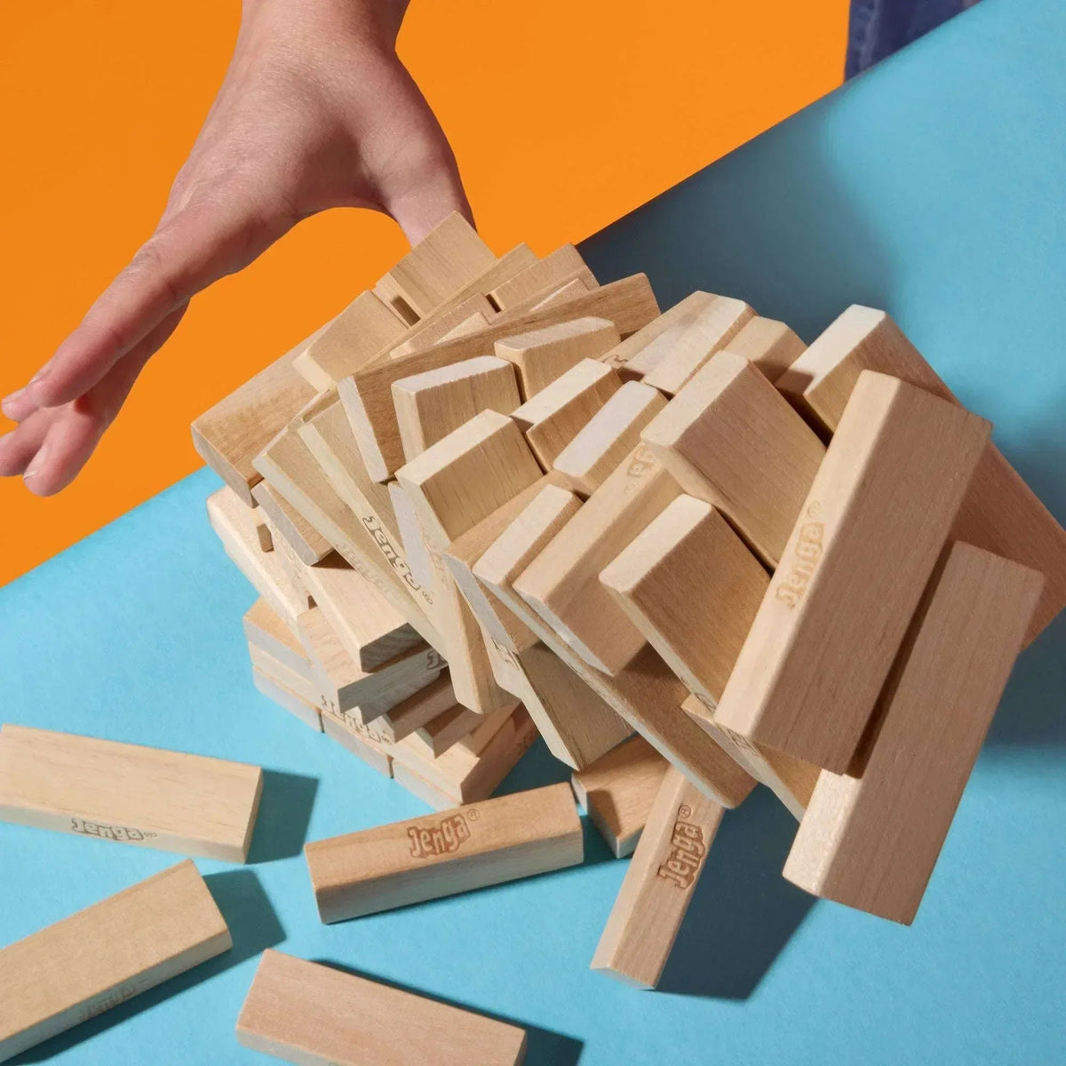 Official Hasbro Games Jenga Game with Digital Die, Wood Block Party Game, Family Games, Holiday Gifts for Kids, 6 and Up