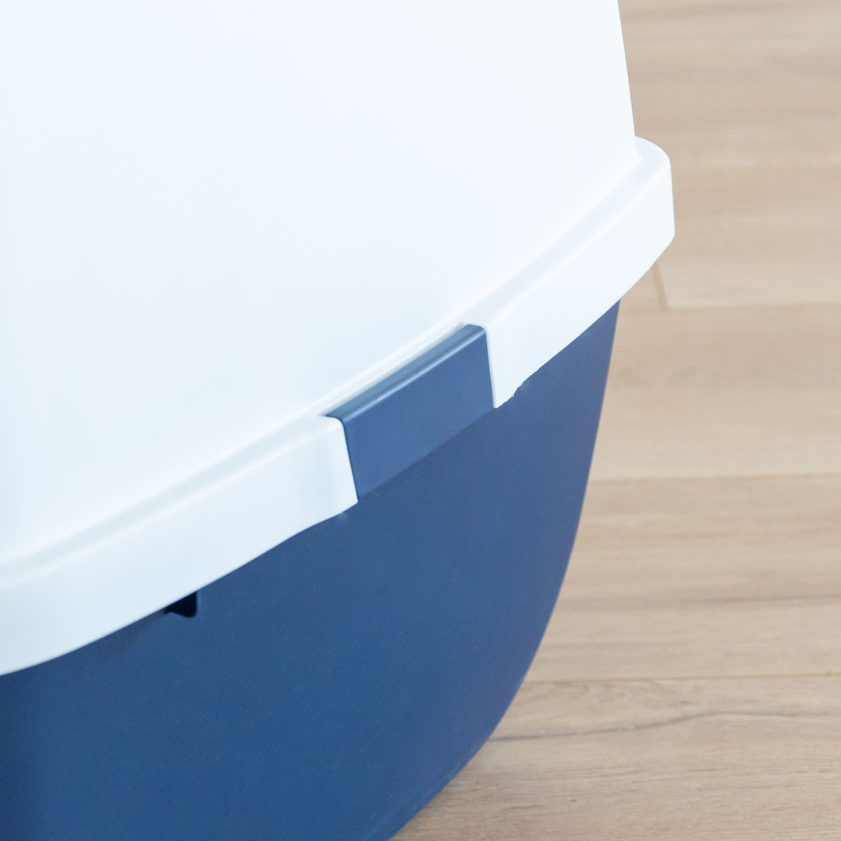 IRIS Large Covered Cat Litter Box with Front Door Flap | Enclosed Design & Handle Navy/White